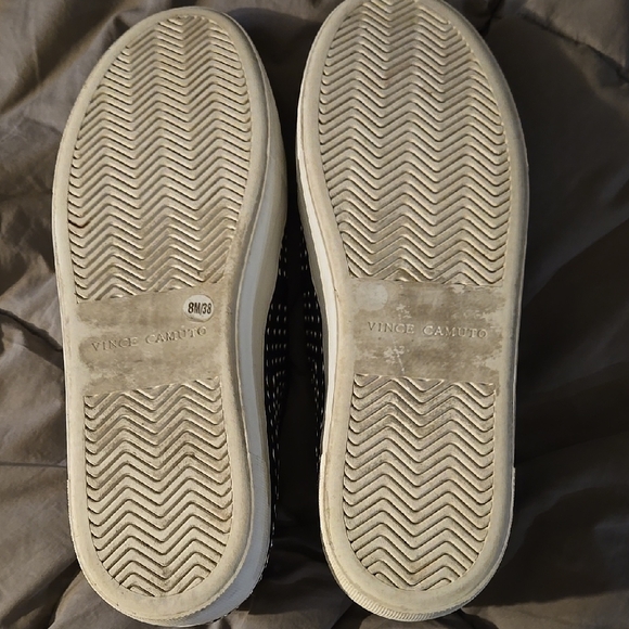 Vince Camuto womens 8 bkack leather silver studded slip on EUC - Picture 3 of 5